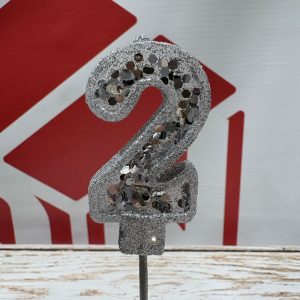 VELA NUMERO 2 GIBREADA CON PALITO 20 CM PLATEADO IMP