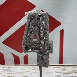 VELA NUMERO 4 GIBREADA CON PALITO 20 CM PLATEADO IMP