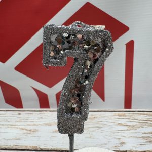 VELA NUMERO 7 GIBREADA CON PALITO 20 CM PLATEADO IMP