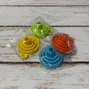 Embudo de Silicona Plegable de  7 cm. Diam. x  6,5 cm. de Alto - Colores Surtidos  IMP. 59786